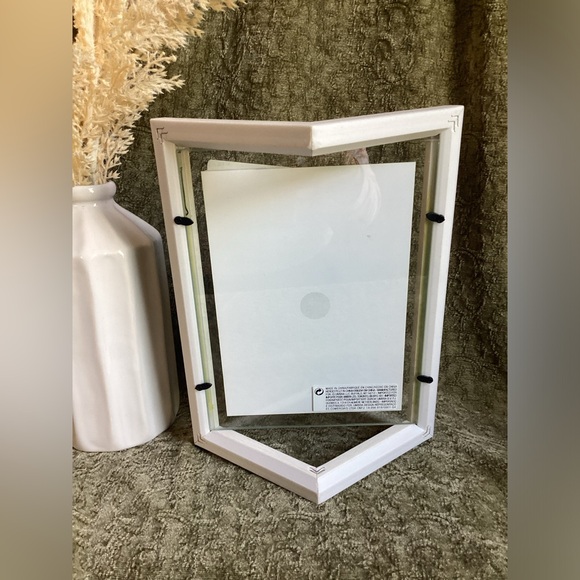 Umbra Corner Picture Frame Fits 5’’ x 7’’ Photo - Picture 3 of 4